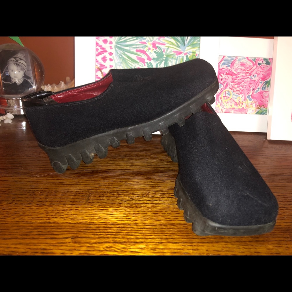 Super comfy Donald J Pliner flats